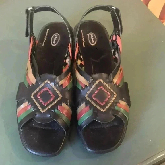 Dr. Scholl’s double air-pillo insoles woven leather sandals. - Picture 1 of 9